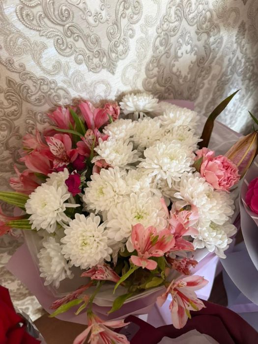 Продаются цветы.