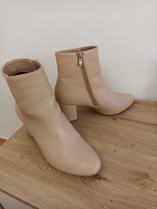Дамски бежови боти