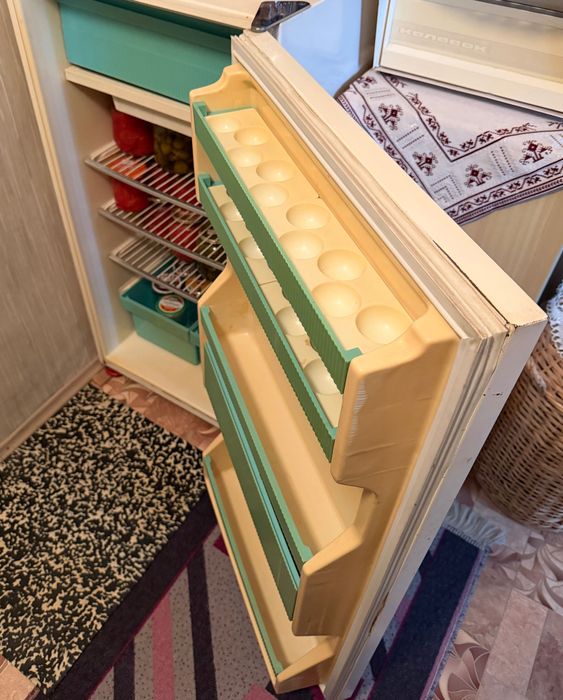 Български хладилник Мраз с горна камера