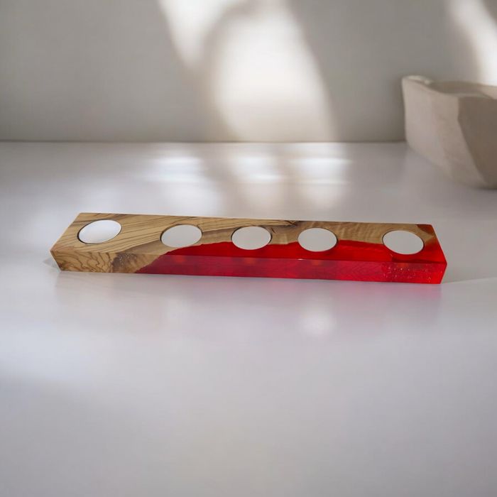 Ръчно изработени свещници от дърво и смола – за уют и атмосфера