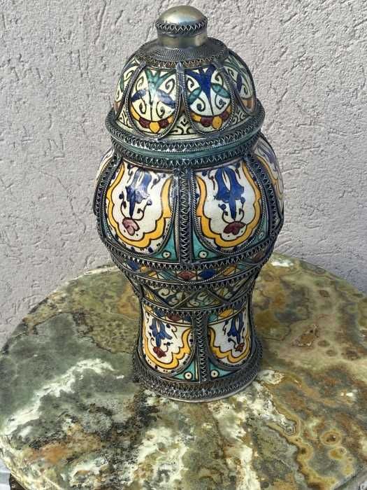 Eleganta vaza orientala-ceramica cu alama argintata,Franta