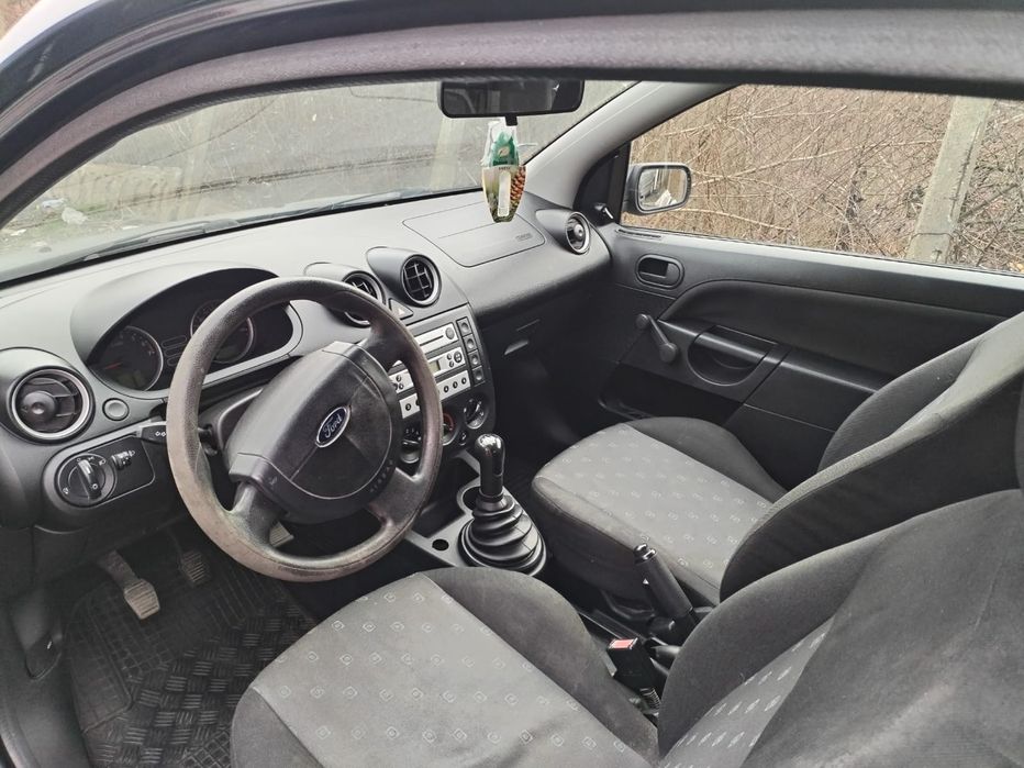 Vând  Ford  Fiesta 1.4 benzină