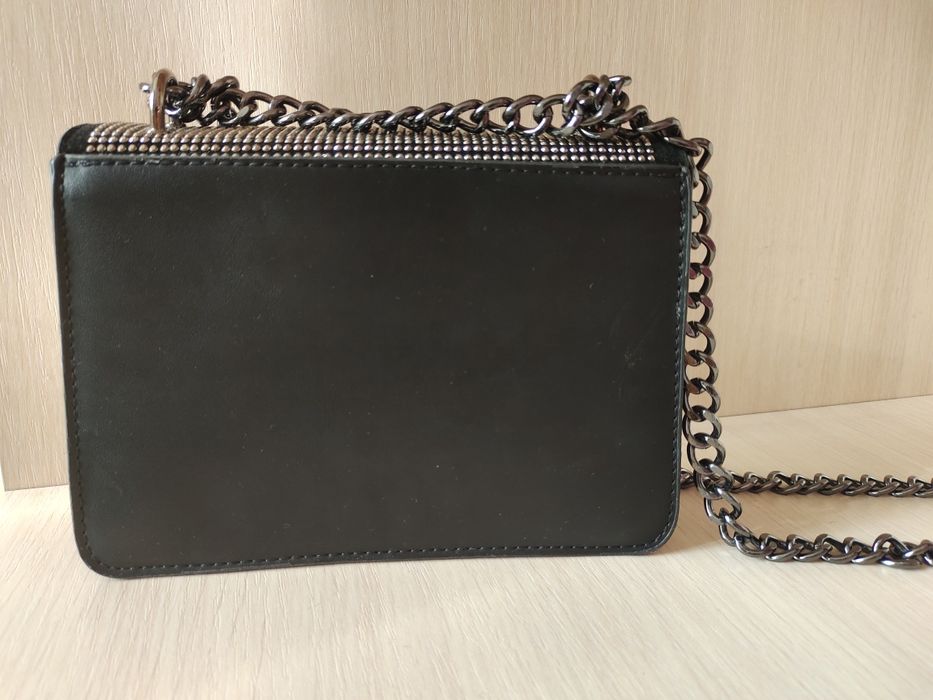 Стильная модная чёрная сумка со стразами..