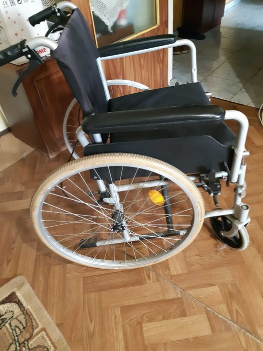 Scaun cu rotile cu mic defect