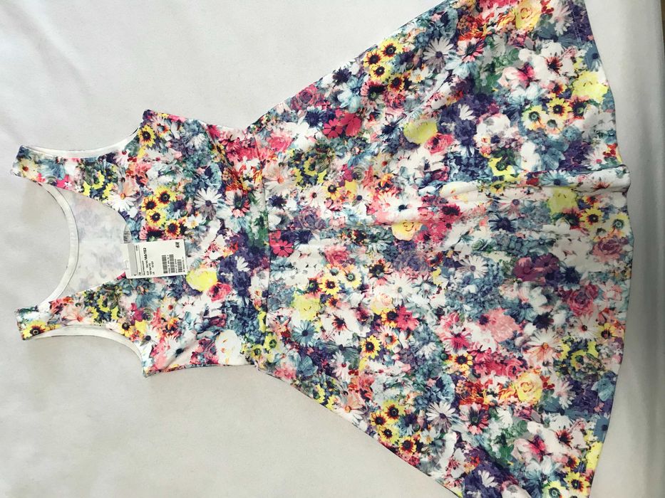 НОВА красива рокля на цветя на H&M за момиченце