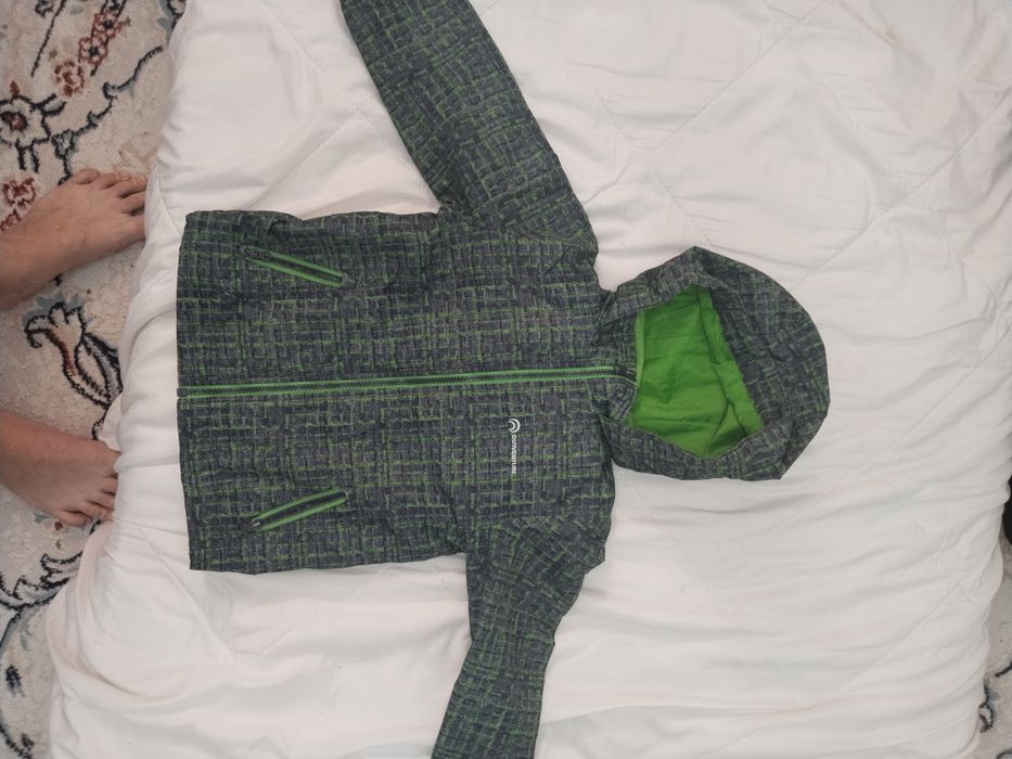 Продам ветровку 3-5лет