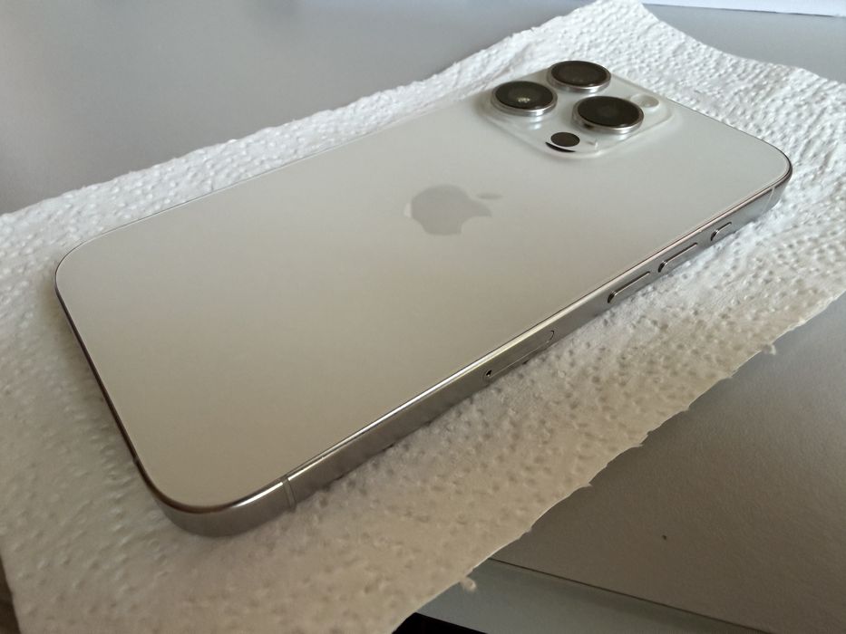 iPhone 15pro бял в топ състояние