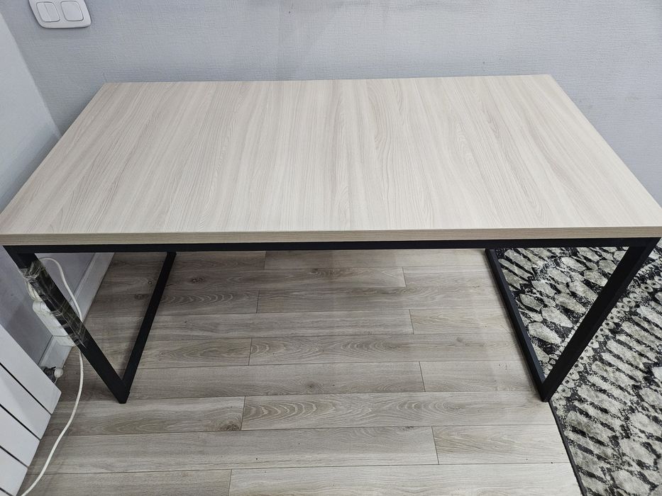 Продаю стол письменный