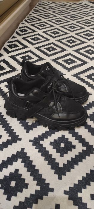 Кроссовки женские