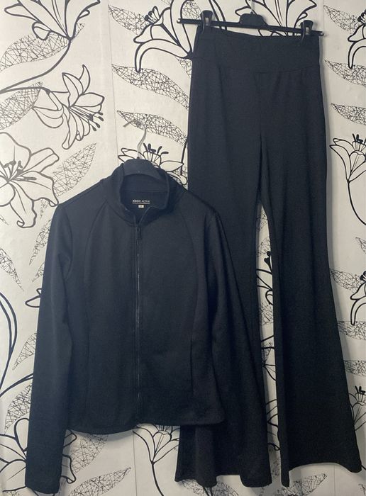 Черен дамски спортен екип от две части