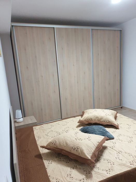 Garsonieră de închiriat, mobilată, balcon