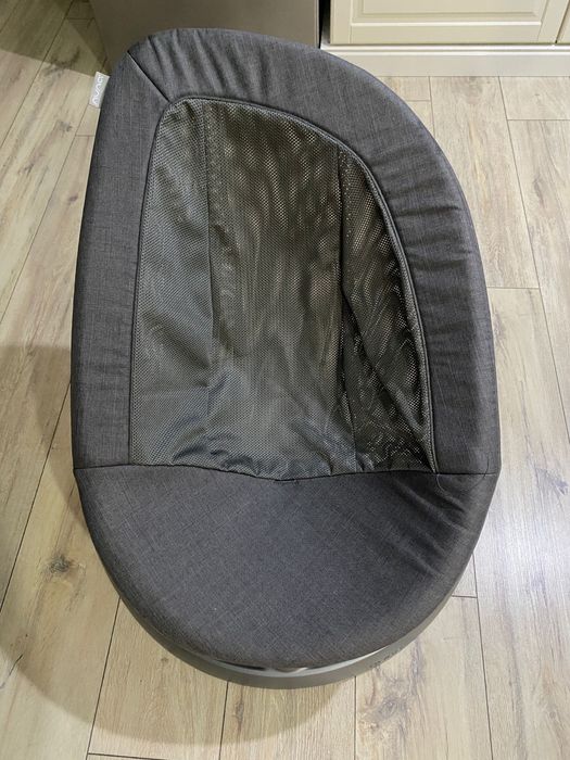 Vând balansoar/șezlong Nuna Leaf Grow, cu bară de jucării inclusă