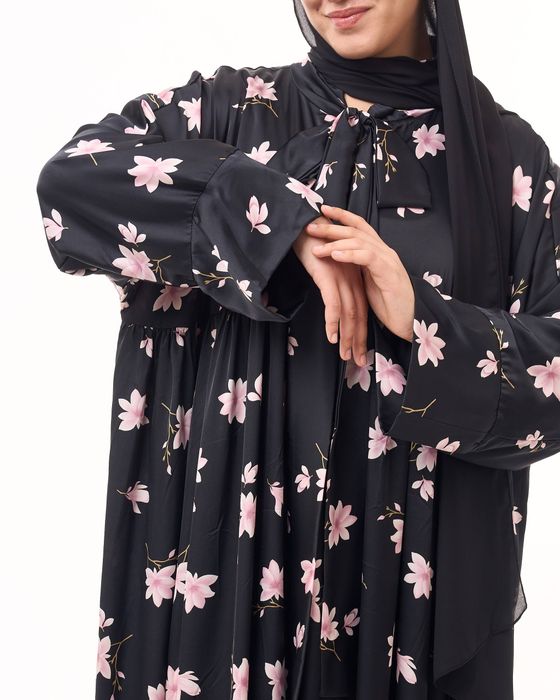 Ko‘ylak yengil, nafis va tanaga yoqimli sholk matodan tikilgan. Срочно