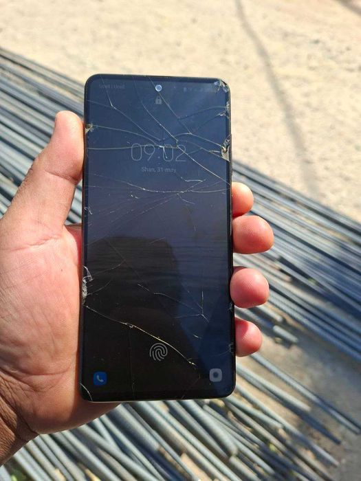 Samsung a51 sotiladi aybi taj singan qolgan joyida  kami yoq