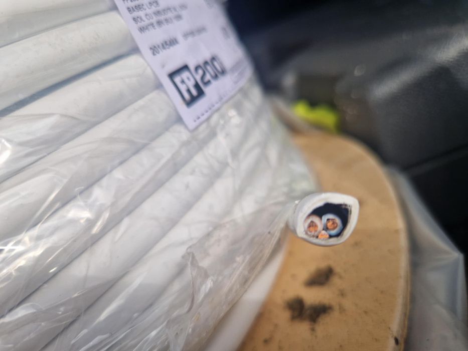 Кабел за вътрешен и външен монтаж