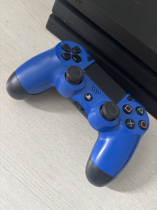 Playstation 4 Pro, 1TB, maneta, cd joc