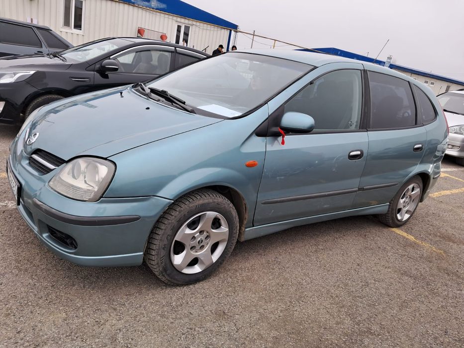 Машина Нисан Альмера тино