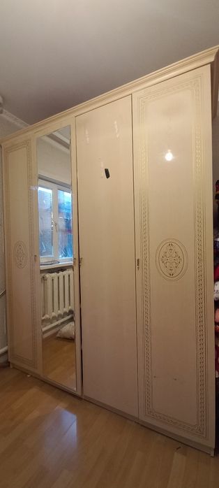 Шкаф, екі тумбочкасымен сатылады