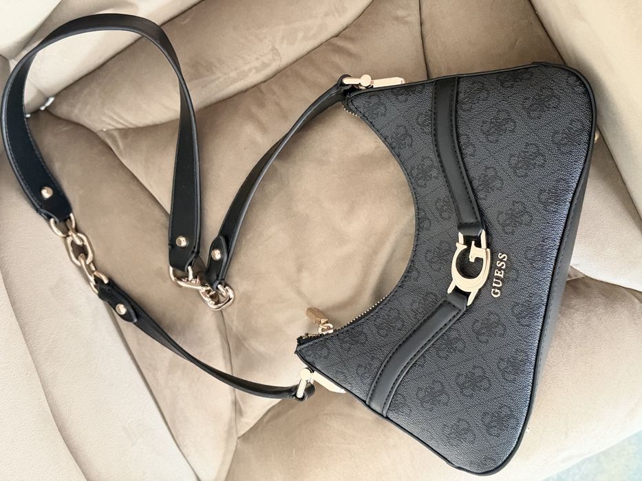 ЧИСТО НОВА чанта Guess