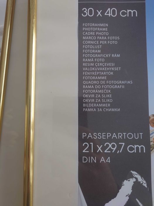 Rame foto aurii 30 X 40 cm sau 21 X 29,7 cm A4, ca si noi