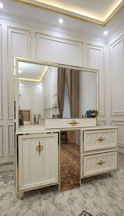 Спальный гарнитур хайтек золотистый бывший в употреблении