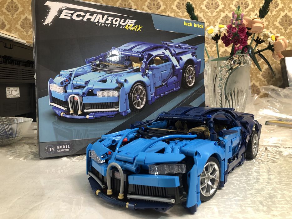 Коллекционная модель Bugatti из конструктора (1408 деталей). Собранный