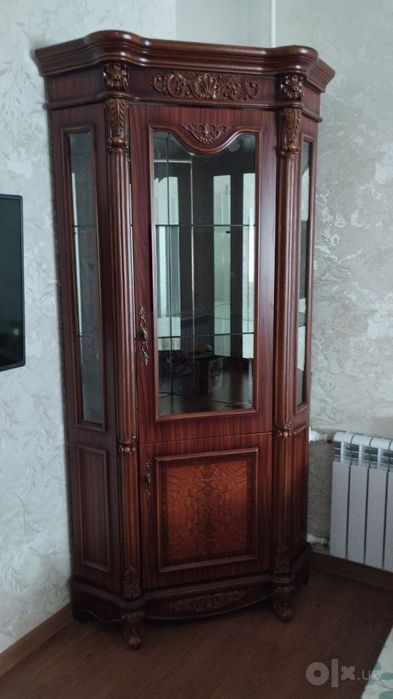 Угловой сервант-витрина