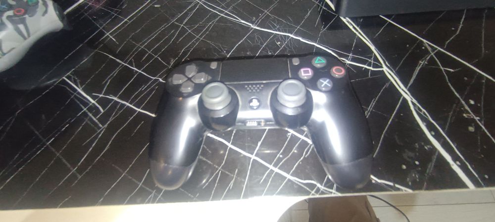 Продам ps 4 в отличном состоянии