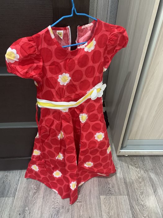 Продам платья для девочек от 7 до 11 лет