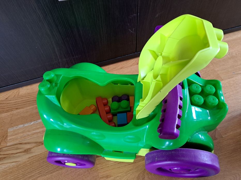 Кола за яздене и играчки