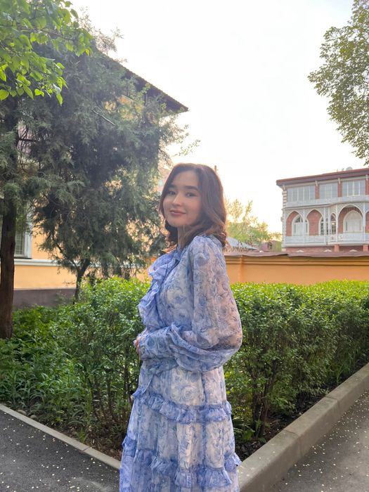 Красивое синое платье с макси длиной