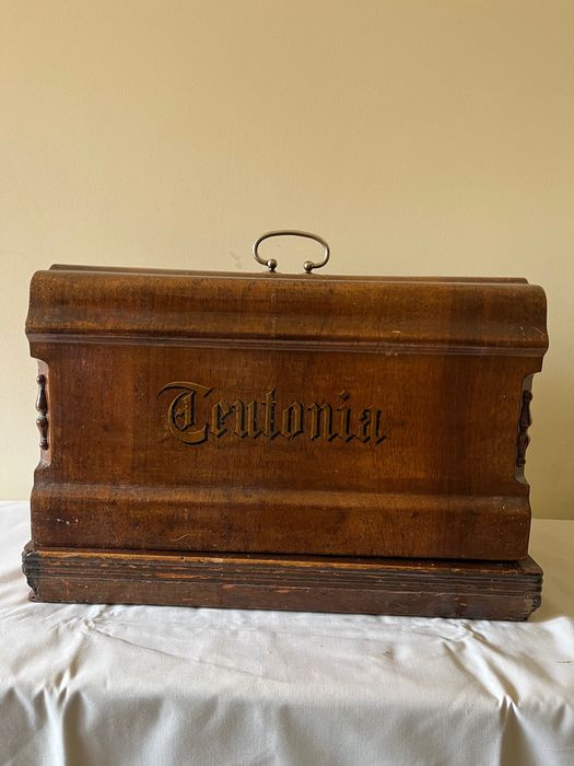 Mașină de cusut manuală TEUTONIA.
