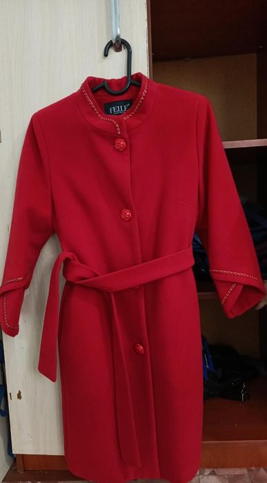 Пальто цвет красный