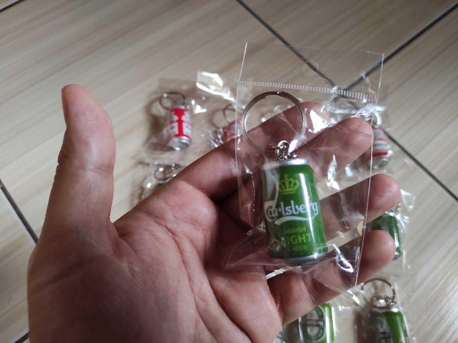 Brelocuri cutii bere Budweiser Carlsberg Heineken produse noi sigilate