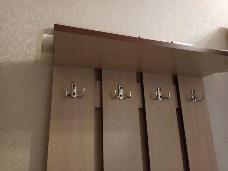 Продаем вешалку в прихожую.