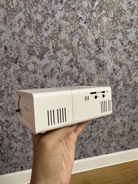 Продам настенный проектор