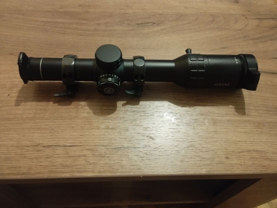 Продавам оптика за гонка Hawke Frontier 30FD 1-8х24, заедно с рингове на Русан 30 мм за пикатини база бърз монтаж.