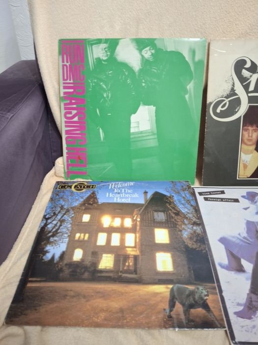 Schimb discuri vinil cu magnetofon.