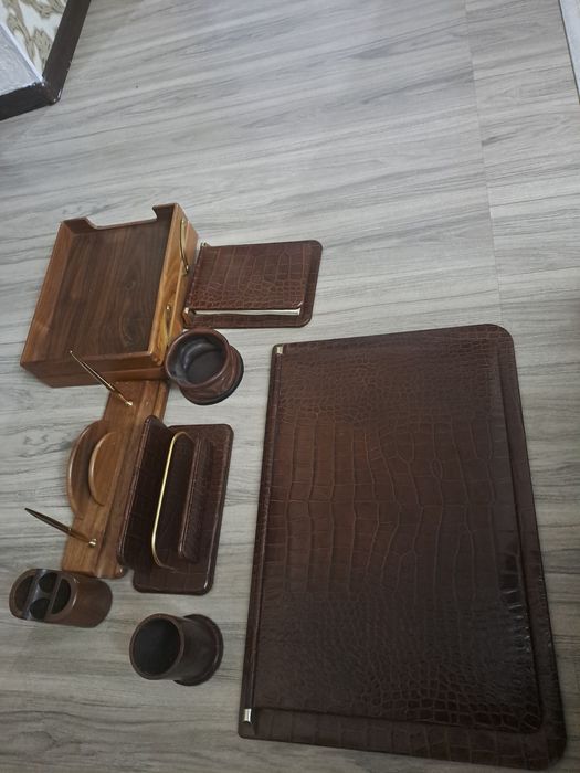 Настольный набор из кожи крокодила
