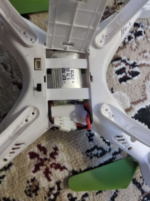 Продаю дрон квадрокоптер