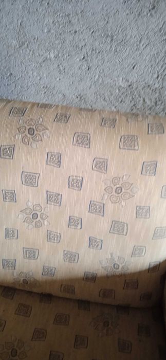 Два фотьойла без диван и кръгла маса.