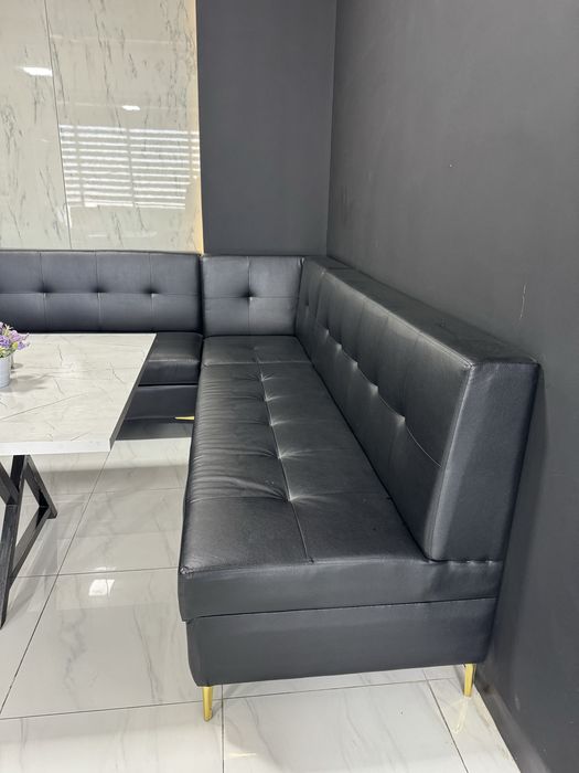 Диван.  Уголок для дома. Кафе.