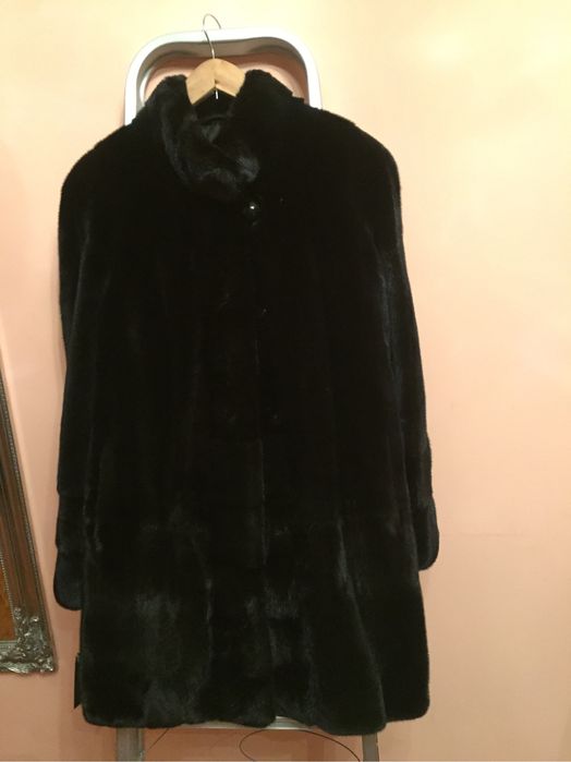 Шуба из норки цельная укороченная с плотным мехом новая