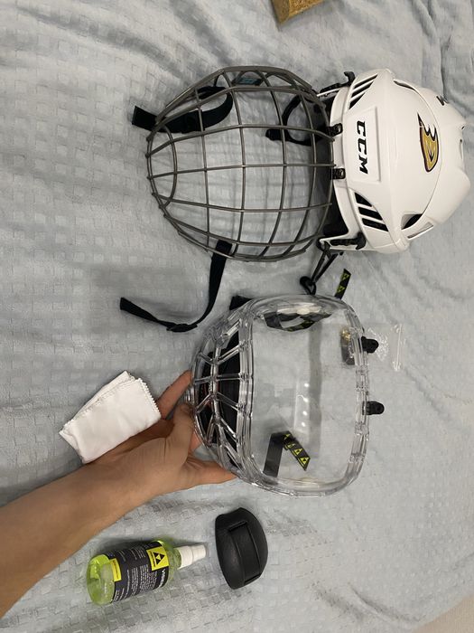 Хоккейным шлем в комплекте с визером
