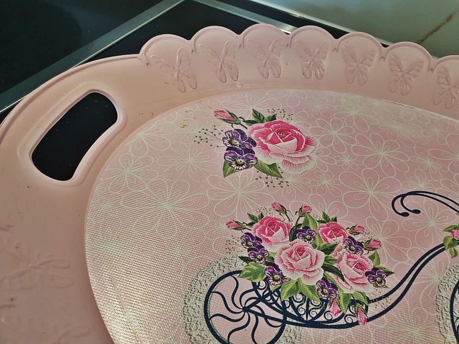 Розов поднос, купа и поднос за торта