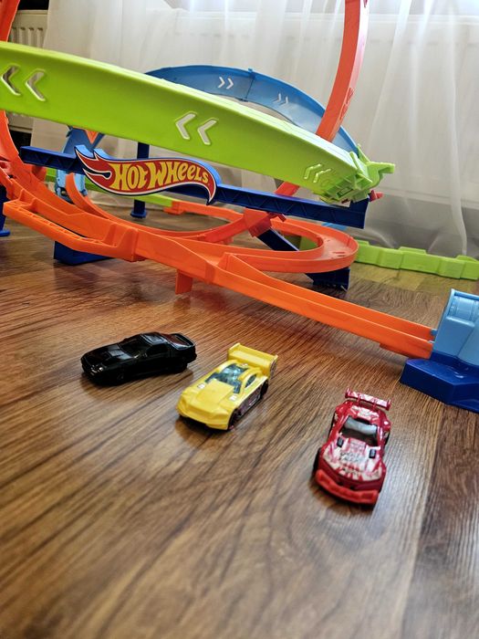 HotWheels писта  + 3 колички HotWheels