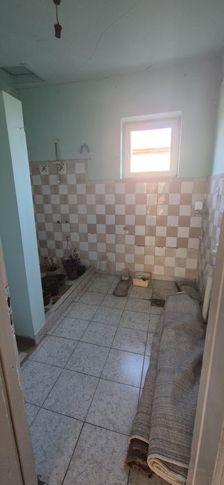 Къща с гараж и допълнителна постройка