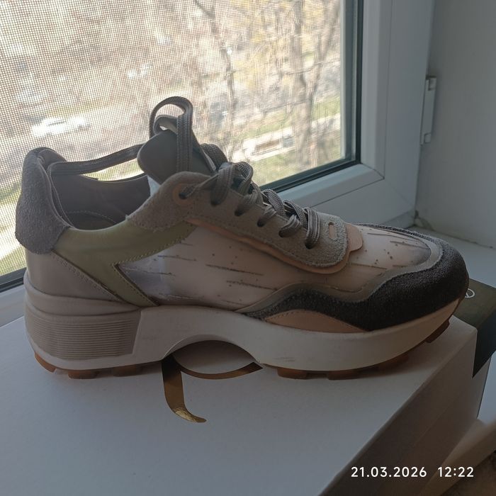 Кроссовки женские