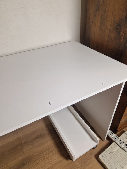 Продается компьютерный стол, белый