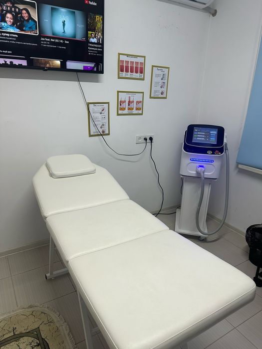 Кушетка белого цвета